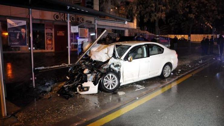 Kontrolden çıkan otomobil otobüs durağına durağa girdi: 2 yaralı