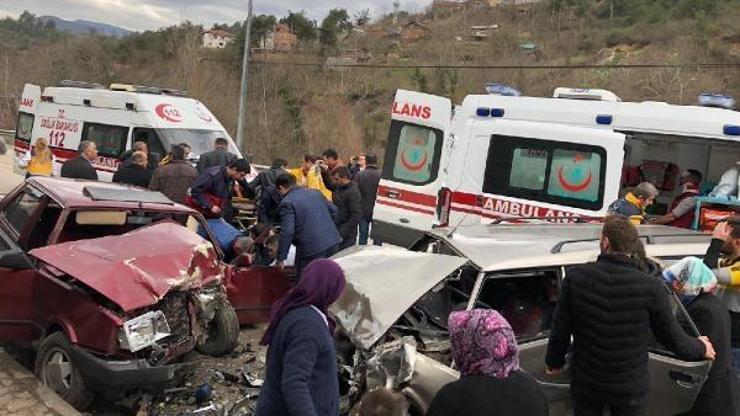 Otomobiller kafa kafaya çarpıştı: 6 yaralı
