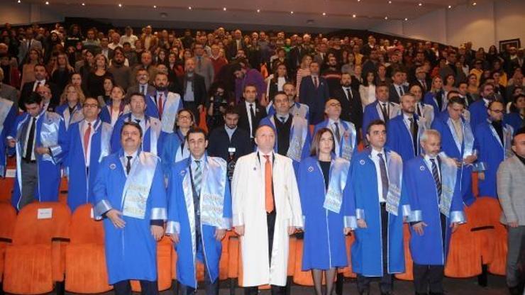 Üniversitede akademik tören