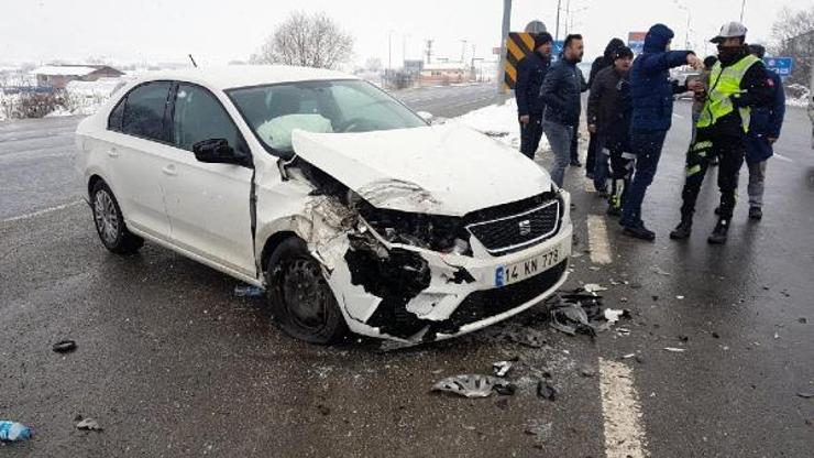 Boluda otomobil ile minibüs çarpıştı: 3 yaralı