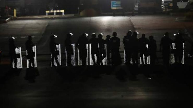 Venezuela sınırları kapattı