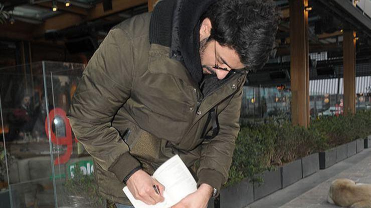Engin Akyürek ayaküstü kitap imzaladı