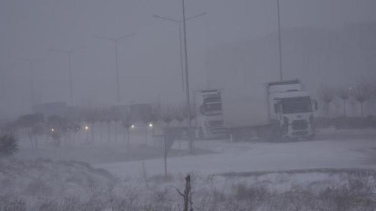 Çanakkalede TIRlar yolda kaldı