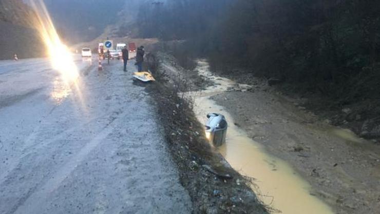 Dereye uçan otomobildeki 3 kişi yaralandı