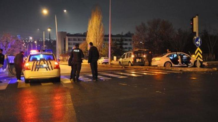 Ankarada otomobiller çarpıştı: 2 yaralı
