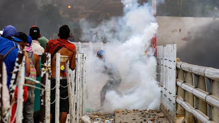 Venezuela sınırında insani yardım çatışması