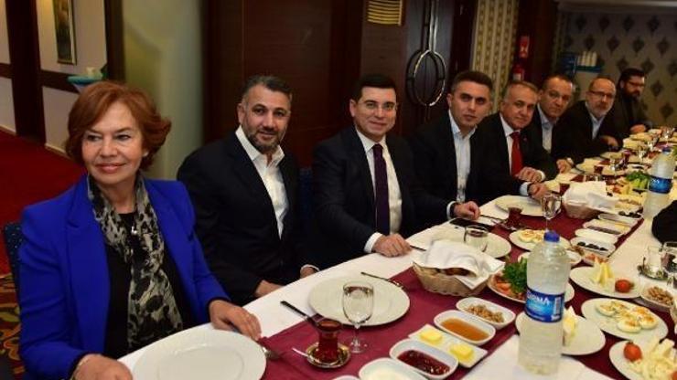 Tütüncü taşımacı esnafıyla bir araya geldi