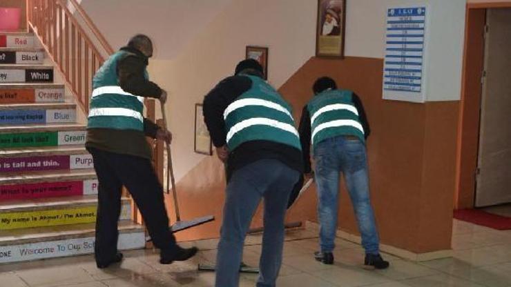 Hükümlüler yarıyıl tatilinde Salihlideki okulları yeniliyor