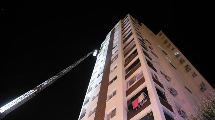 Adanada bir apartmanda yangın çıktı