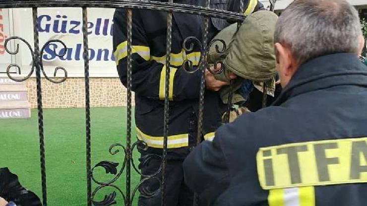 Başını demir parmaklıklara sıkıştıran çocuğu itfaiye kurtardı
