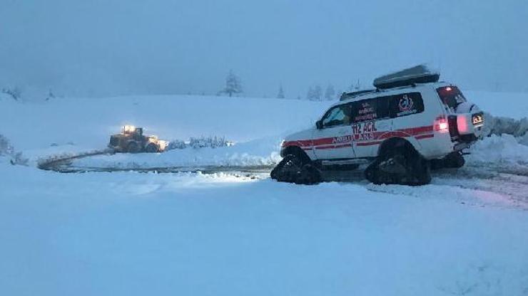Hamile kadın, paletli ambulansla hastaneye ulaştırıldı