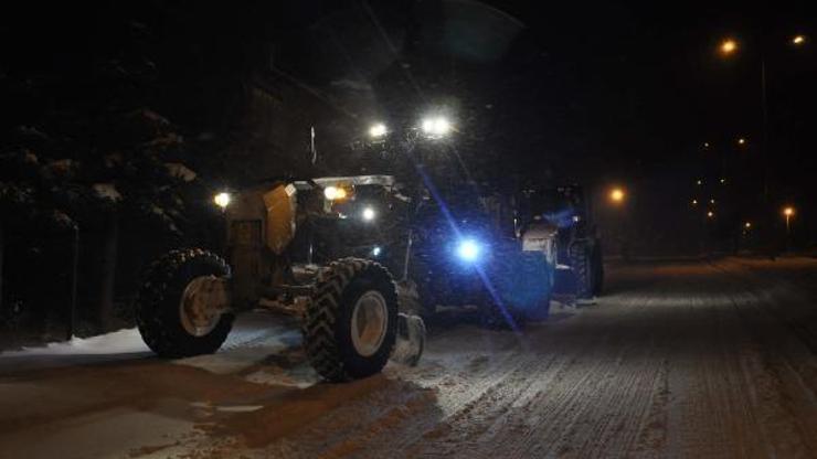 Elmadağda kara saplanan iki otomobilde mahsur kalan 7 kişi kurtarıldı