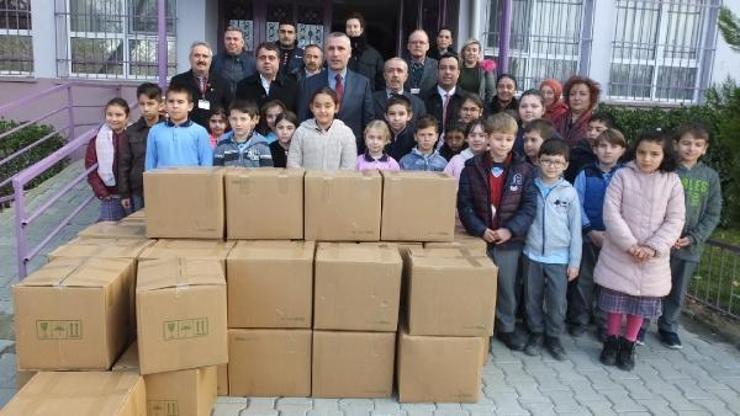 Burhaniyeden Derikteki öğrencilere kırtasiye malzemeleri ve giysi