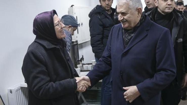 Binali Yıldırım sabah namazını Amine Hatun Camiinde kıldı