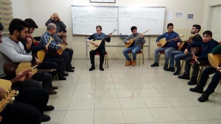 Abdullah, bağlama ile yaşama tutundu