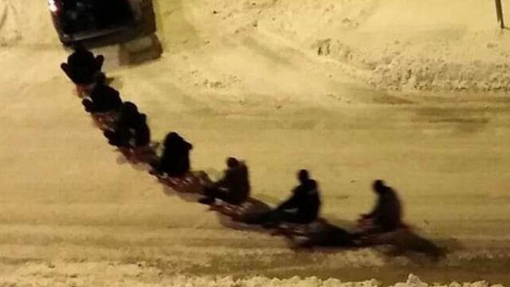 Otomobilin arkasına kızakları bağlayıp, kaydılar
