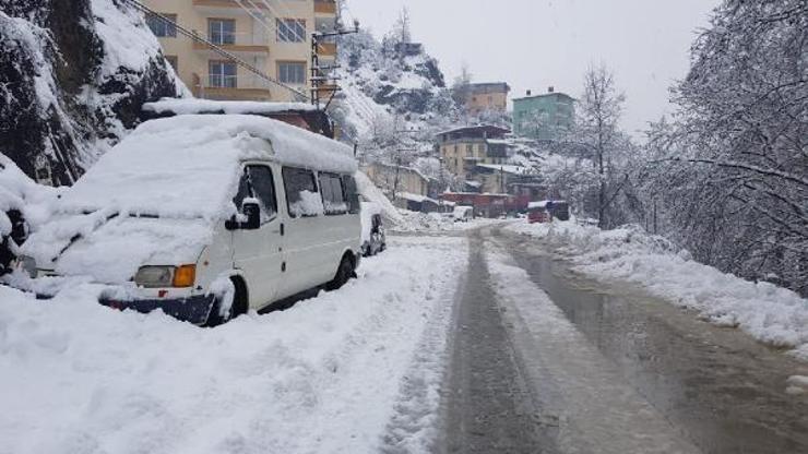 Adanada 5 evin çatısı çöktü