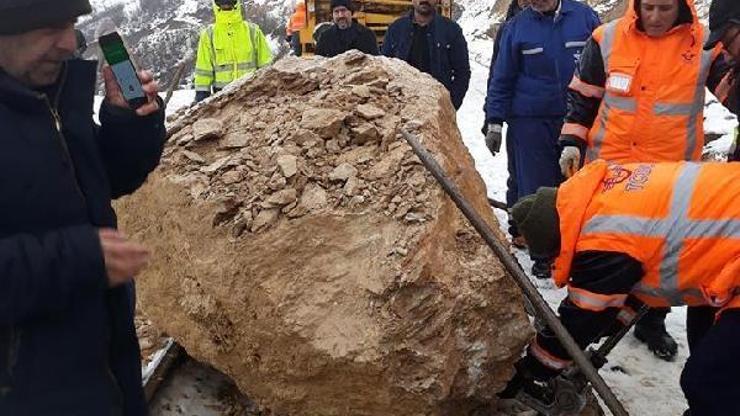Paluda dağdan kopan kaya trene çarptı