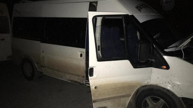 Polisin şüphelenip durduğu minibüsten 44 göçmen çıktı
