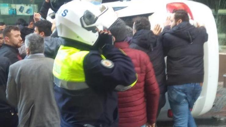 Yan yatan otomobile sıkışan sürücüyü çevredekiler kurtardı