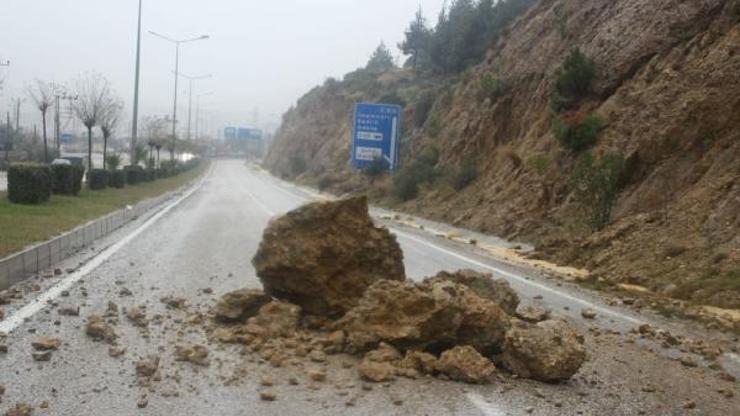 Adanada evleri su bastı, araçlar yolda kaldı