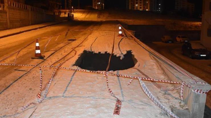 Kaldırım çöktü, 2 metrelik çukur oluştu