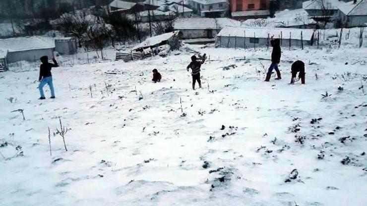 Kırkağaçta yüksekte kalan mahalleler beyaza büründü