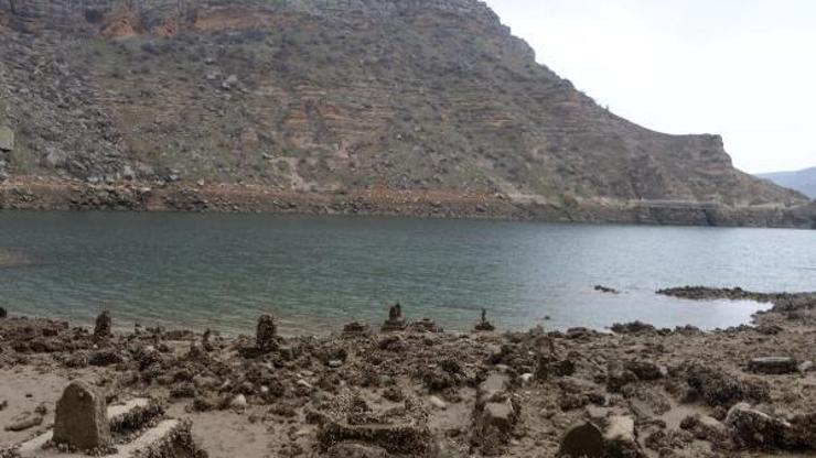 Barajdaki suyun tahliyesiyle tarihi yapılar gün yüzüne çıktı