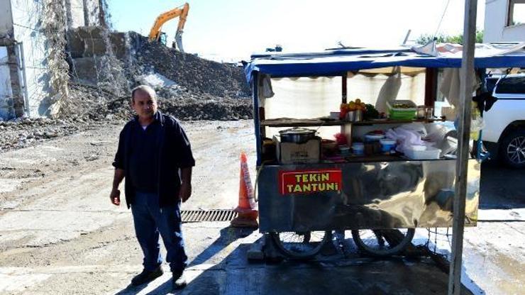 Tantuni satarak 3 çocuğunu okutuyor