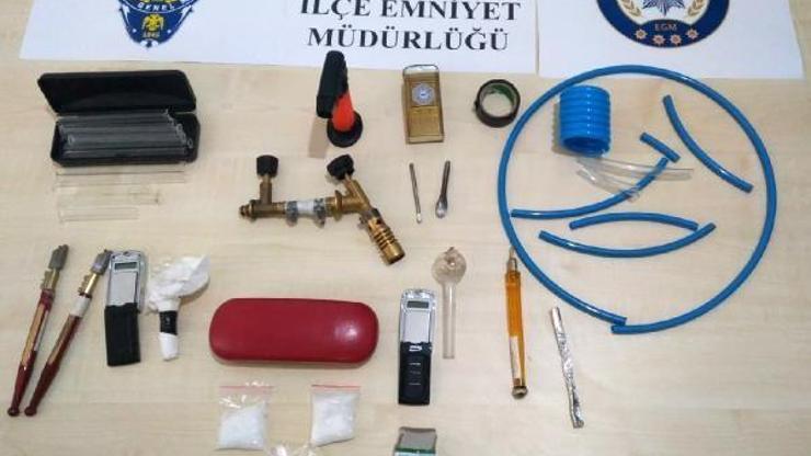 Uyuşturucu operasyonunda araç kumandası görünümlü hassas terazi ele geçirildi