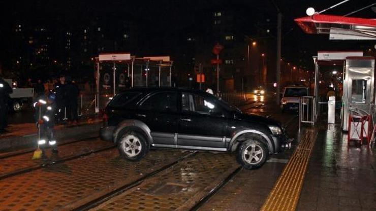 Cip tramvay hattına girdi: 2 yaralı