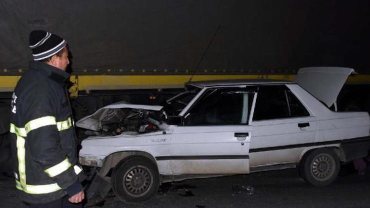 Kırıkkalede otomobille TIR çarpıştı: 2 si çocuk, 4 yaralı