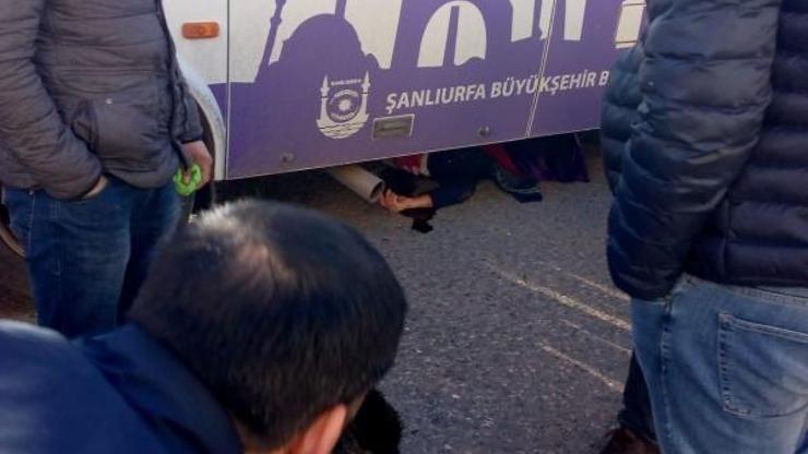 Midibüsün altında sıkışan kadın, öldü