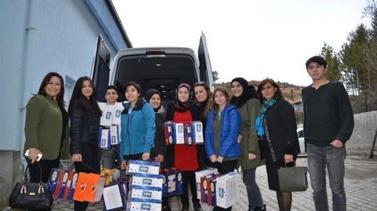 Liseli gençlerden Harmancıklı miniklere hediye