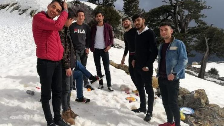 Karlı yaylalarda piknik yaptılar