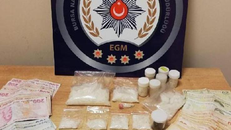 Bekçilerin şüphelendiği 2 kişinin üzerinden uyuşturucu çıktı