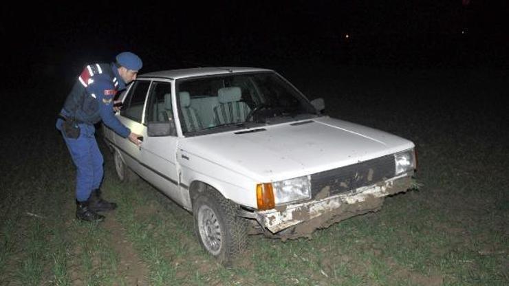 Tarlaya giren otomobilde 2 kişi yaralandı