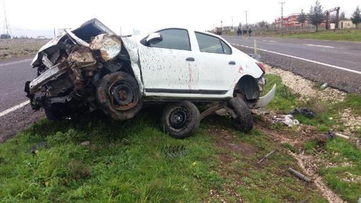 Siverekte devrilen otomobilin sürücüsü yaralandı