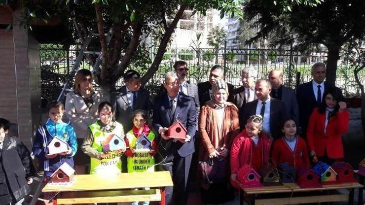 Öğrencilerin hazırladığı kuş evleri ağaçlara asıldı
