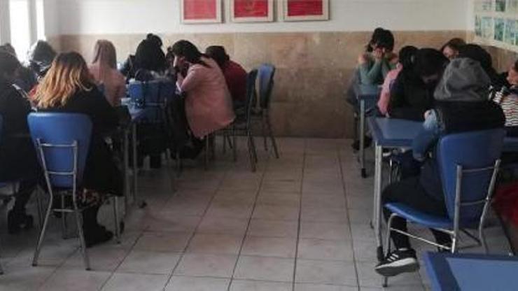 Denizlide eğlence mekanlarında izinsiz çalışan 20 kadına gözaltı