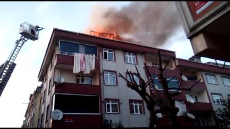 Sultangazide çatı yangını; binada mahsur kalanlar kurtarıldı