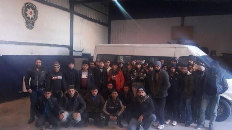 Vanda 15 kişilik minibüsten 39 kaçak göçmen çıktı