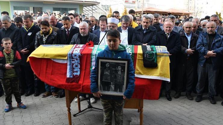 Eren ve Mert siyah tişörtle anılacak