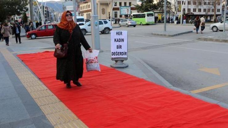 Tokatta kadınlar, kaldırımda kırmızı halıda yürüdü