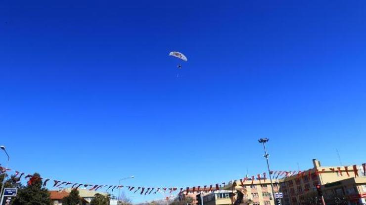 Erzincan’da kadınların başına çiçek yağdı