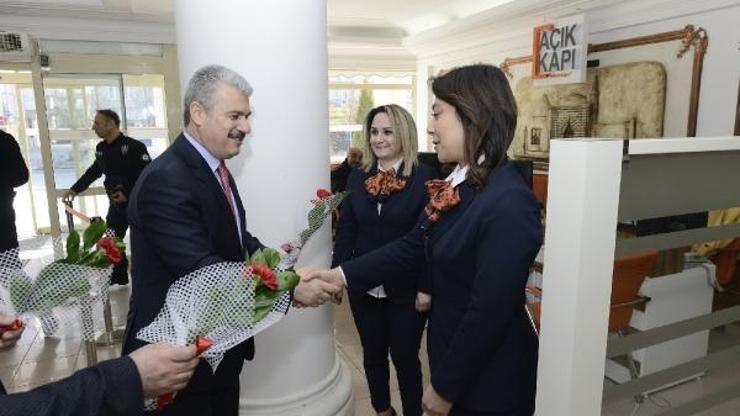 Vali Akın, Kadınlar Gününde kadın personele karanfil dağıttı