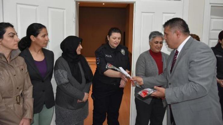 Marmariste kadın polislere pastalı kutlama