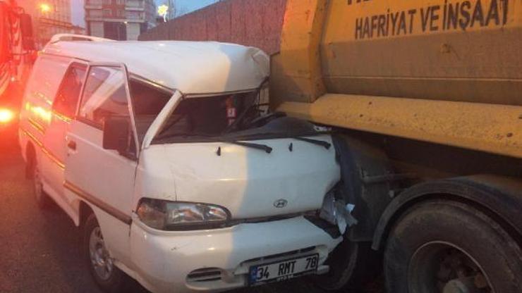Hafriyat kamyonuna arkadan çarpan minibüs sürücüsü yaralandı