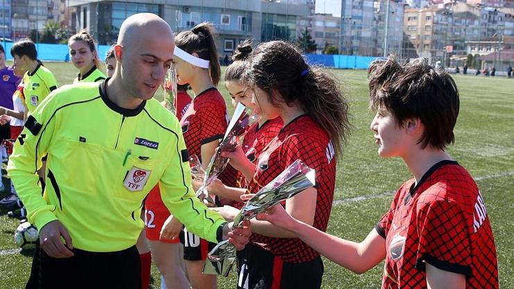 Orta hakemden kadın futbolculara gül