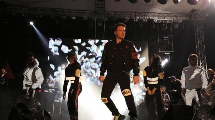 Aydınlılar 8 Mart konserinde Edisle coştu